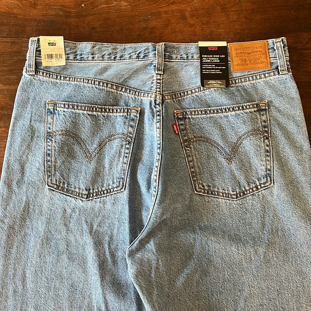 Levi’s Ribcage Wide Leg BNWT
Splash zone - Medium wash - Picture 2 of 2